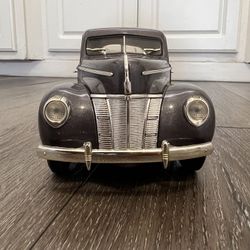 Diecast 1/18 Scale Universal Hobbies  1940 Ford Deluxe 