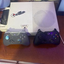Xbox One S With Controllers