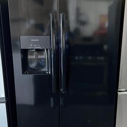 NEW Frigidaire Side-by-Side Refrigerator w/WATER+ICE