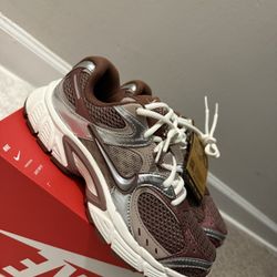 Nike V5 RNR - Size 6.5W