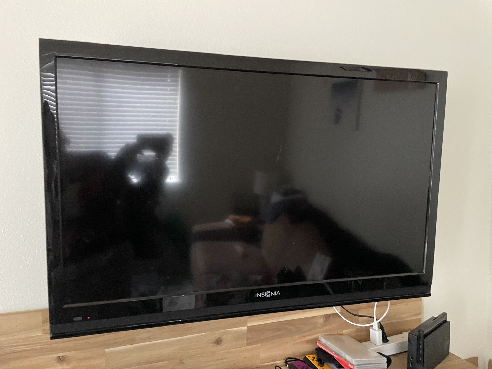 39” Insignia LCD TV (NS-39L240A13)