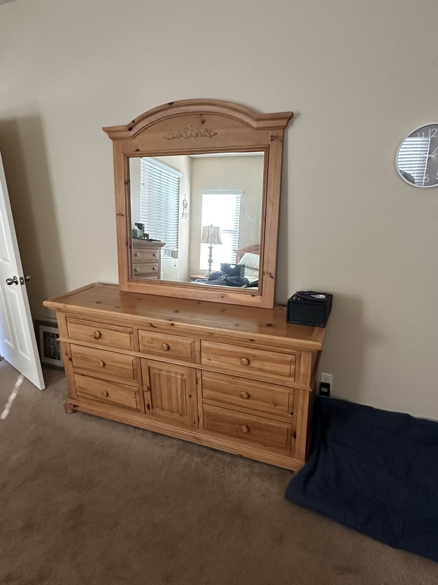 Broyhill Fontana King Bedroom Set