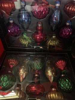 BEAUTIFUL CHRISTMAS GLASS ORNAMENTS, BULBS.
