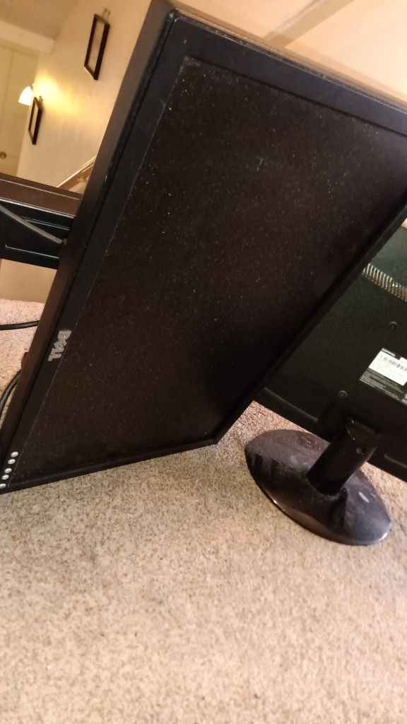 FREE !! 2 Computer monitors. DVi & VGA