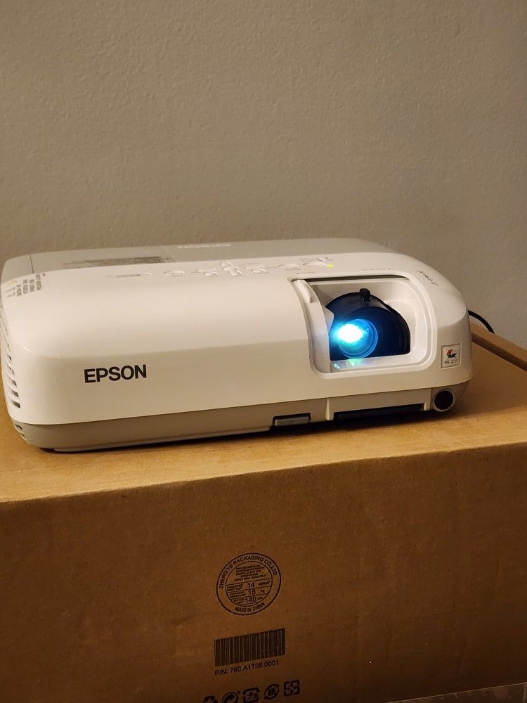 Epson Projector With Remote And Carry Bag. Brand New Lamp Replaced. 0 Hrs On Lamp.