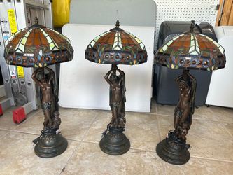 Set of 3 Tiffany-Style Table Lamps. Juego de 3 Lámparas Estilo Tiffany
