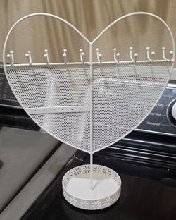White Metal Heart Jewelry Organizer Stand
