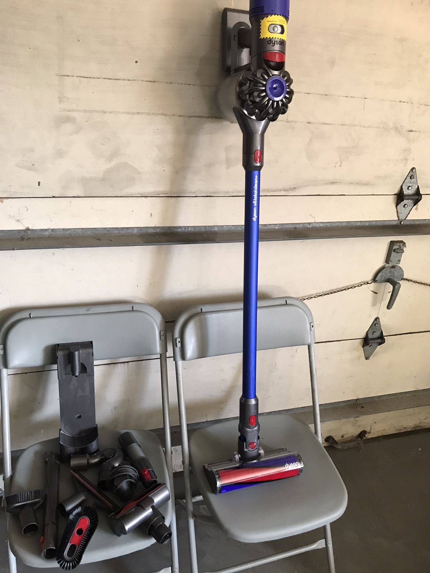 Dyson v8 total clean plus vacuum cordless