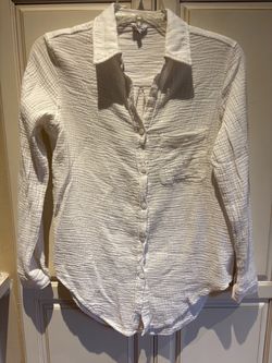 Bobble & Lace white cotton crinkle long sleeve button down blouse front pocket size M