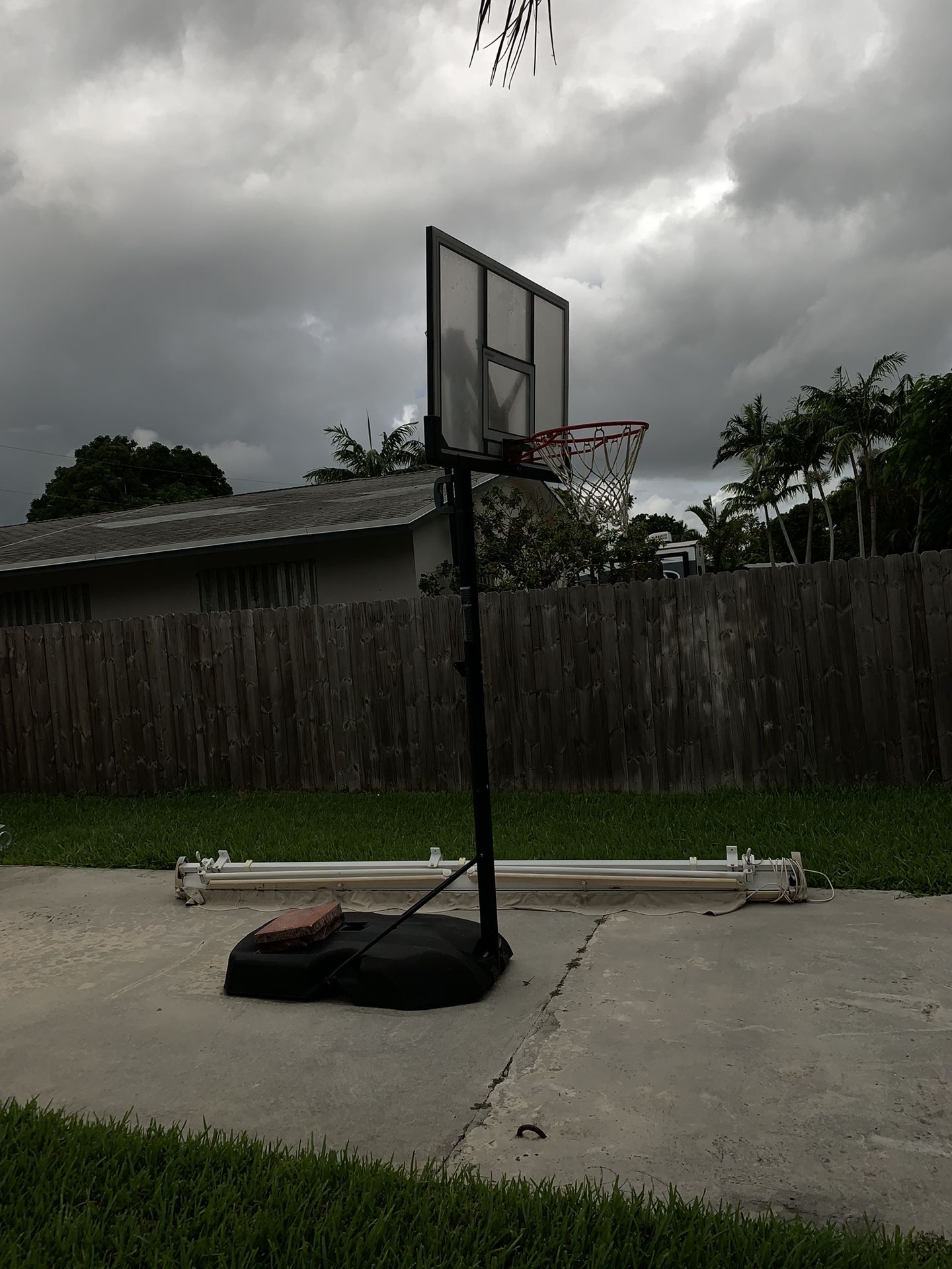 Lifetime basketball hoop like brand new
