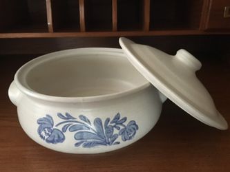 Very nice serving dish with lid like new!