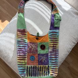 Crossbody/shoulder bag with zipper to close