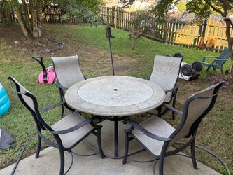 Outdoor Table/Chairs