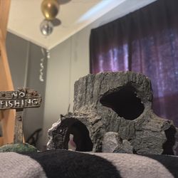 Fish hides/decor