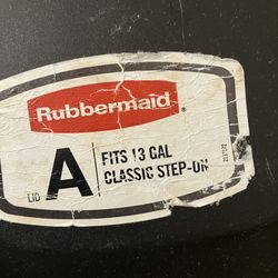 Rubber Maid 13 Gallon Trash Can