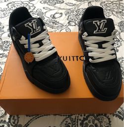 New Louis Vuitton Black & White Shoe Size 8 Men