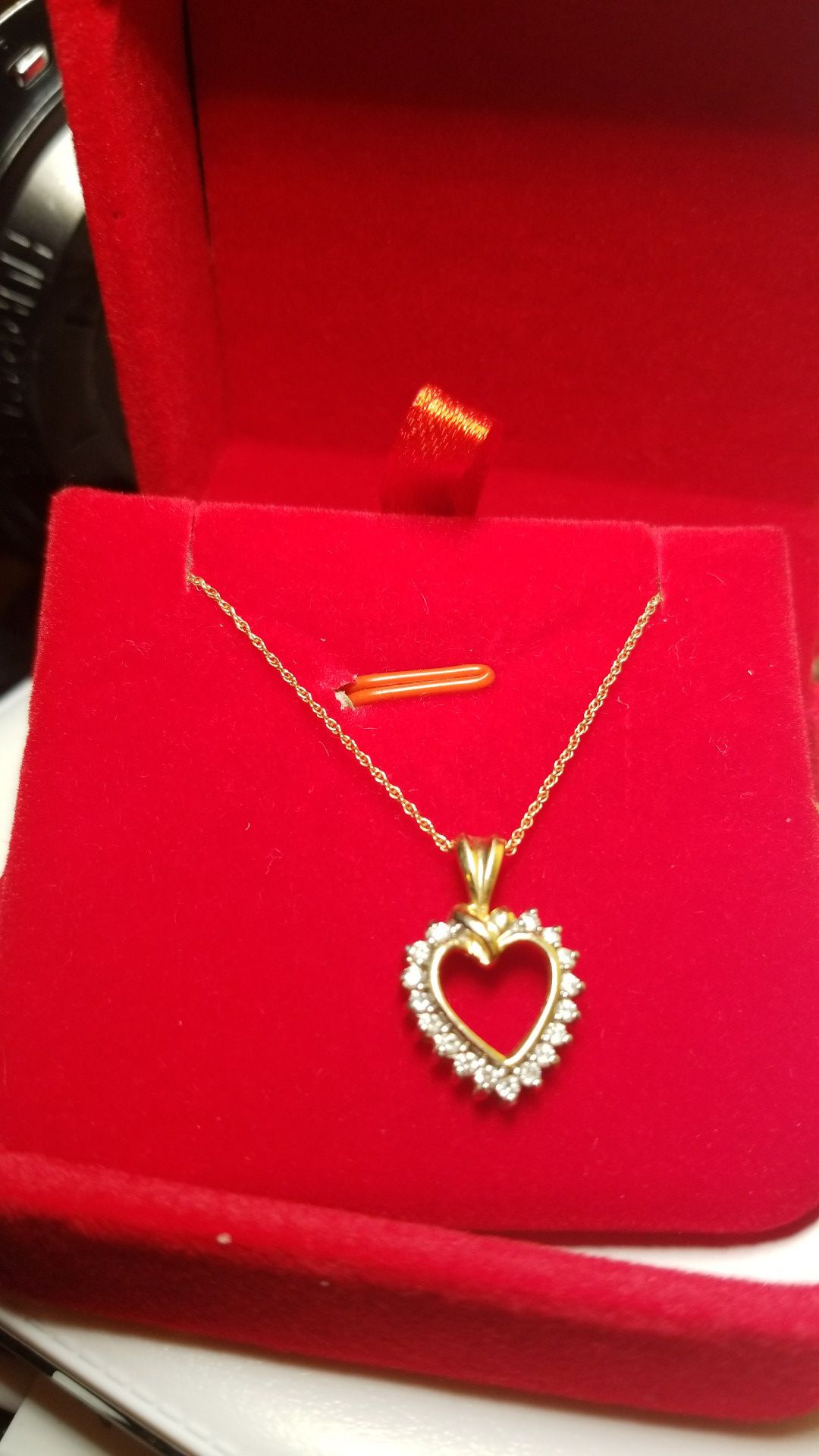 HEART DAIMOND AND GOLD NECKLACE