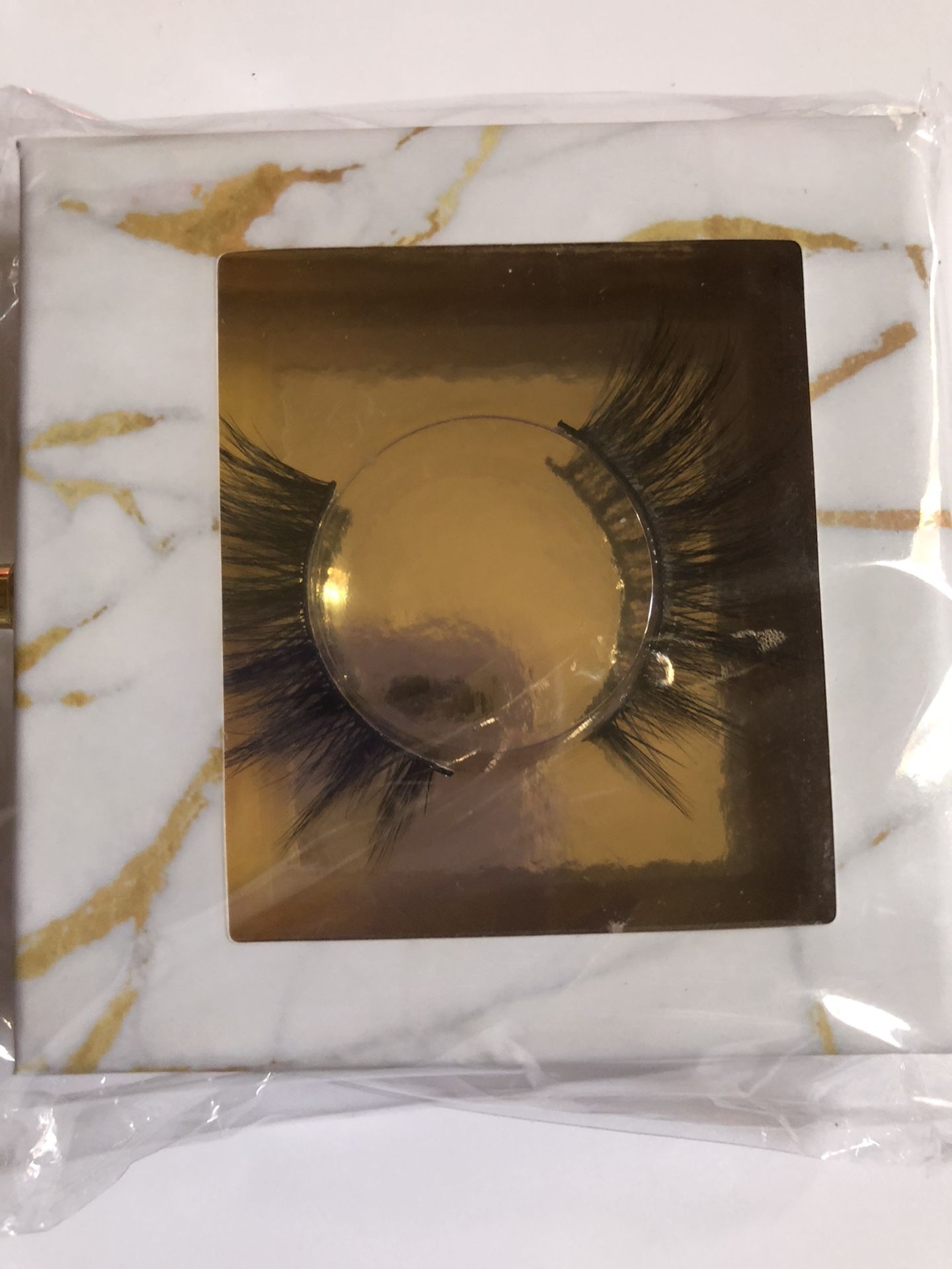 Three D eyelashes (silk) light weight eyelashes make your order for only $10 and it comes with a free gift 💝
