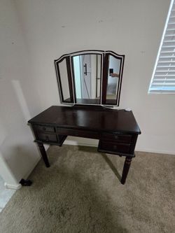 Makeup stand