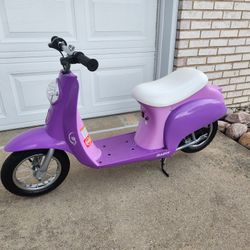 Kids RAZOR Scooter w/ BRAND NEW Batteries 