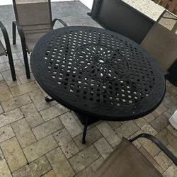 Patio Table Whit 4 chairs $200
