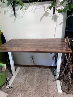 Height adjustable desk