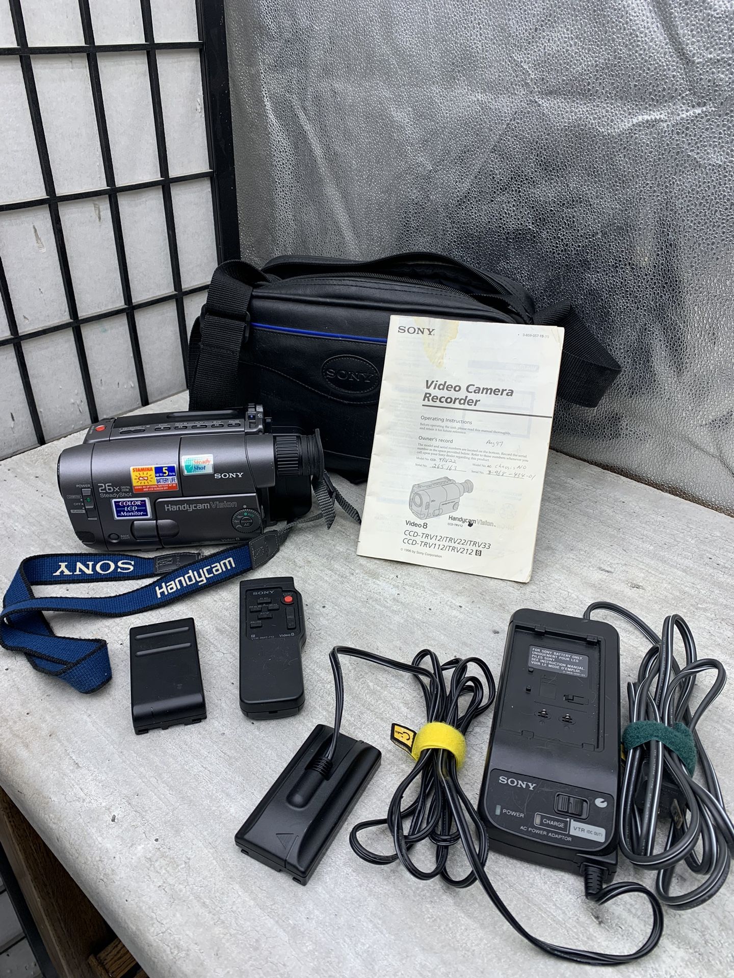 Sony CCD-TRV22 8mm Video8 Camcorder Player Video Handycam Bundle- Works Great