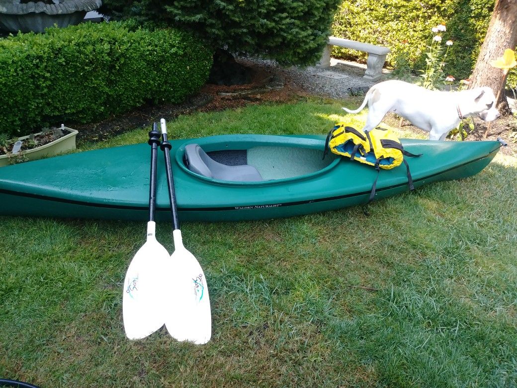 Walden Paddlers green kayak life vest and oars
