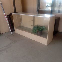 Un mostrador Y tocador 