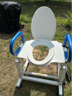 Electric handicap toilet seat lifter