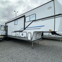 2025 FOREST RIVER CHEROKEE ARCTIC WOLF 3650 SUITE