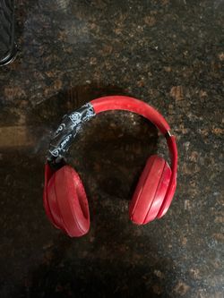 Red beats every thing works just damaged READ DESCRIPTION!!!!!