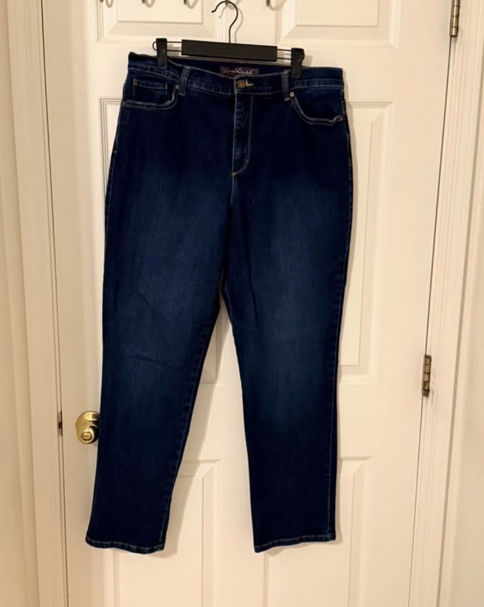 (2) Gloria Vanderbilt Amanda Jeans Women’s 16 Like New