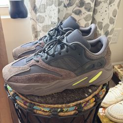 Yeezy 700 “Mauve” size 11.5