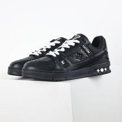 A pair of fashionable and versatile shoes