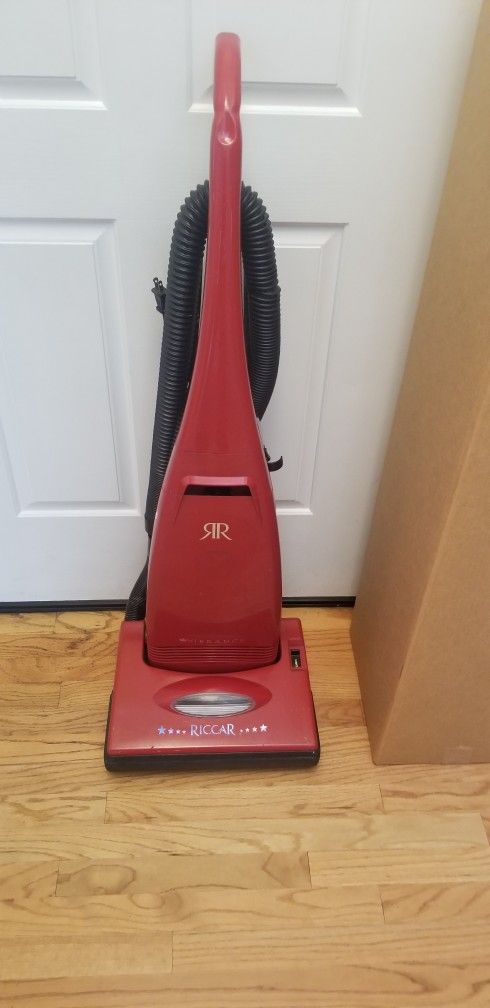 NEW cond RICCAR COMMERCIAL VACUUM WITH ATTACHMENTS , AMAZING POWER SUCTION , WORKS EXCELLENT IN THE BOX