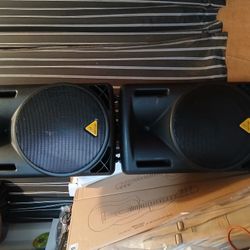2 Pole Mount Speakers, 1000 Watt Passive, 15's And Titanium Horn Drivers, Excellent Condition 