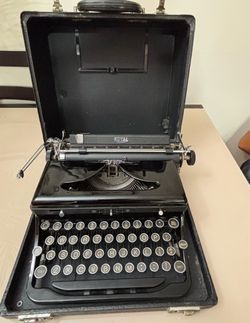 Vintage 1930's Royal Model O Portable Typewriter Touch Control