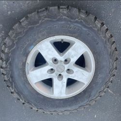 1 - 255/75r17LT Jeep Rim Wheel 5x5 5x127 With Bfgoodrich Mud Terrain 90% Tire Treads. !!!!