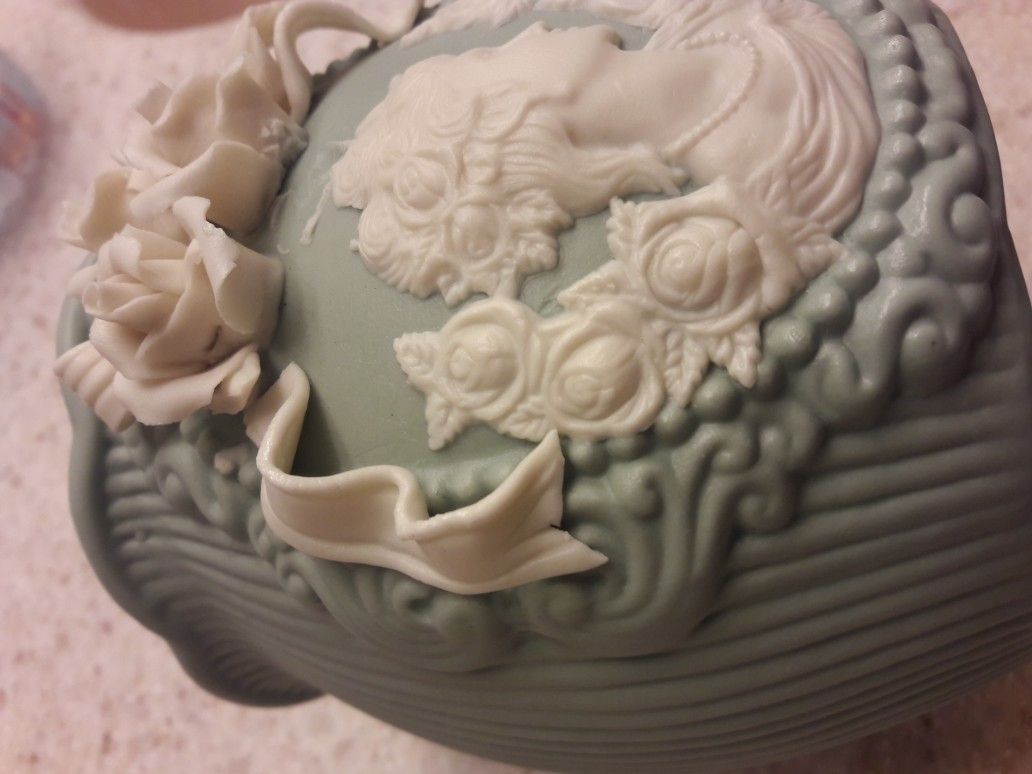 Ceramic jar, 7 in. tall, unique detailed design, please read the description. Check out my other offers. Pick up near 51st Avenue and Olive