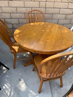 Vendo comedor  de madera redondo con 4 sillas