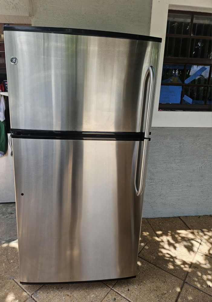General Electric Refrigerator In Excellent Condition 32 3/4 By 66 Tall