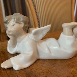 Lladro 4541 “Angel Laying Down”