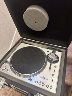 2 Turntables with flight cases DJ Gear