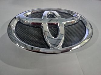 Toyota Camry emblem