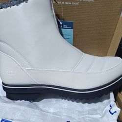 Women's Size 9.5 New Snow Boots