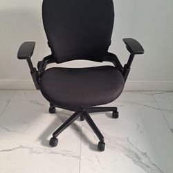Steelcase Leap V2  XL mint Condition 