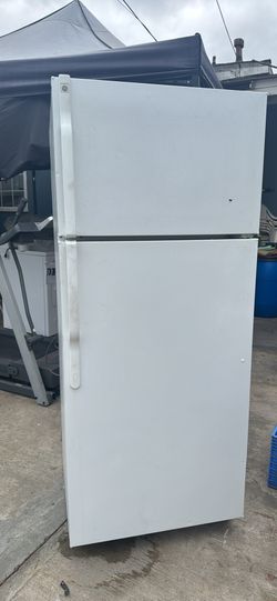General Electric top freezer refrigerator