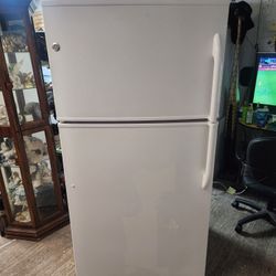 GE Refrigerator 66x33x29 