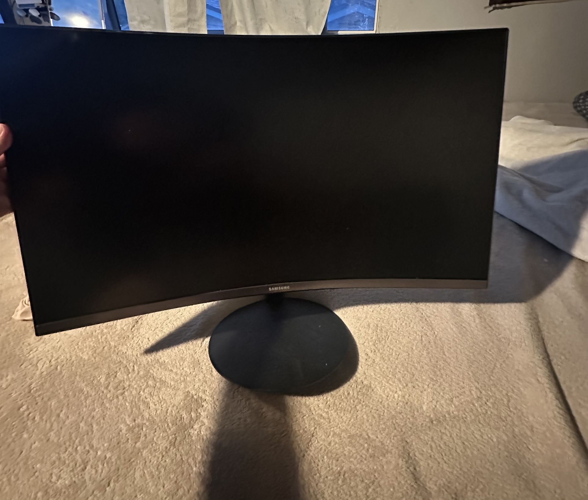 Samsung 32 “Curved gaming monitor 120HZ